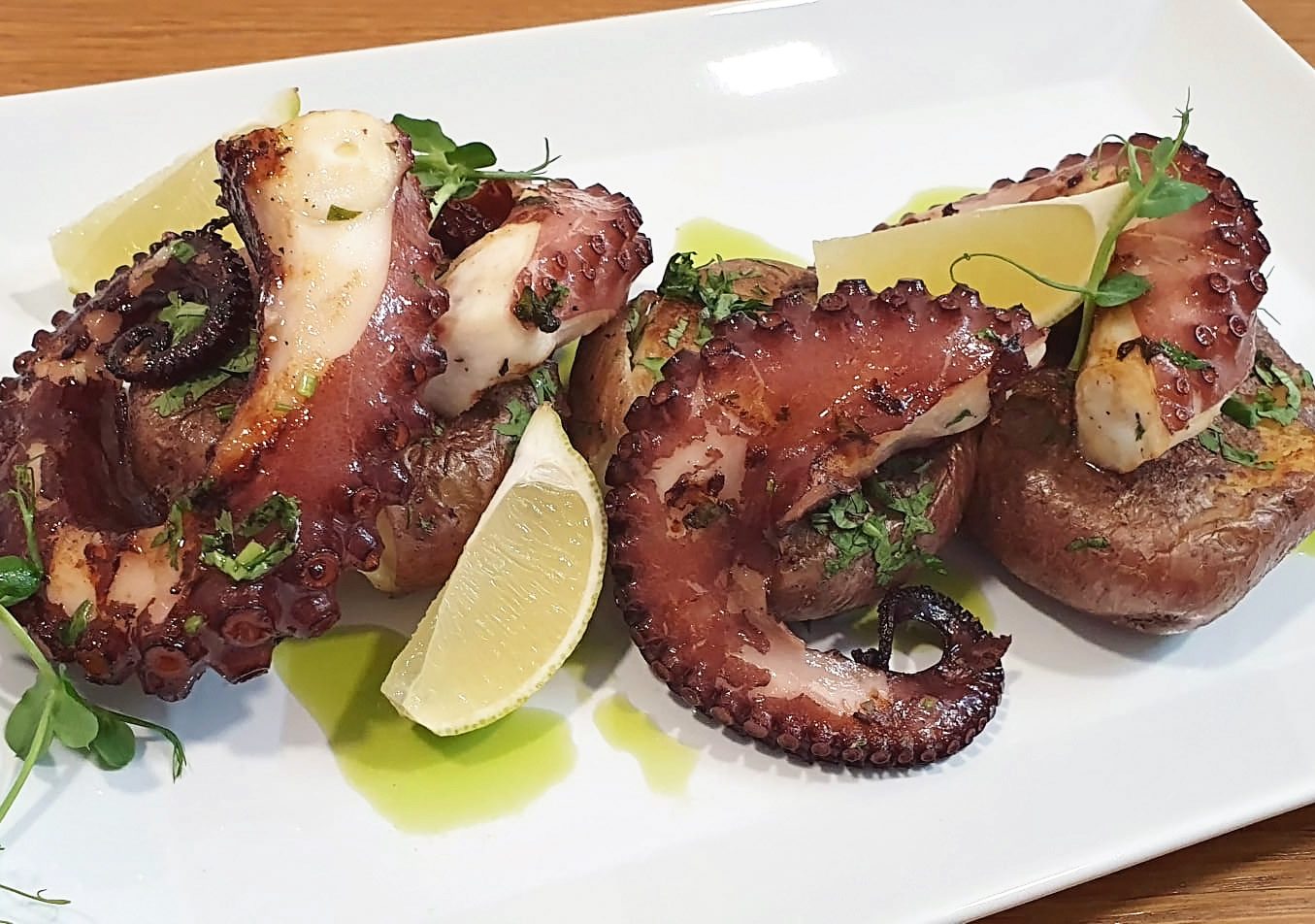 Caracatiță la grătar, cartofi copti