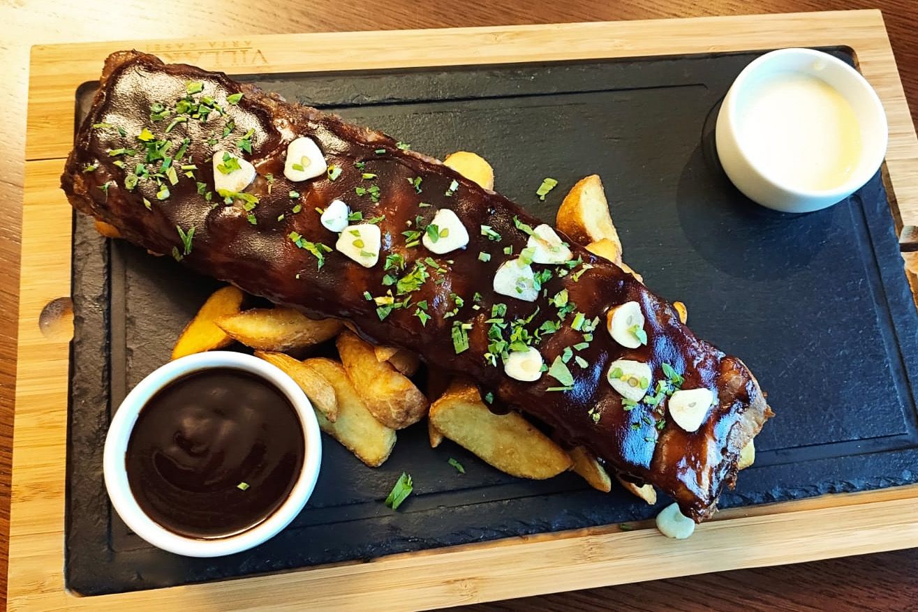 Coaste de porc cu cartofi spicy wedges