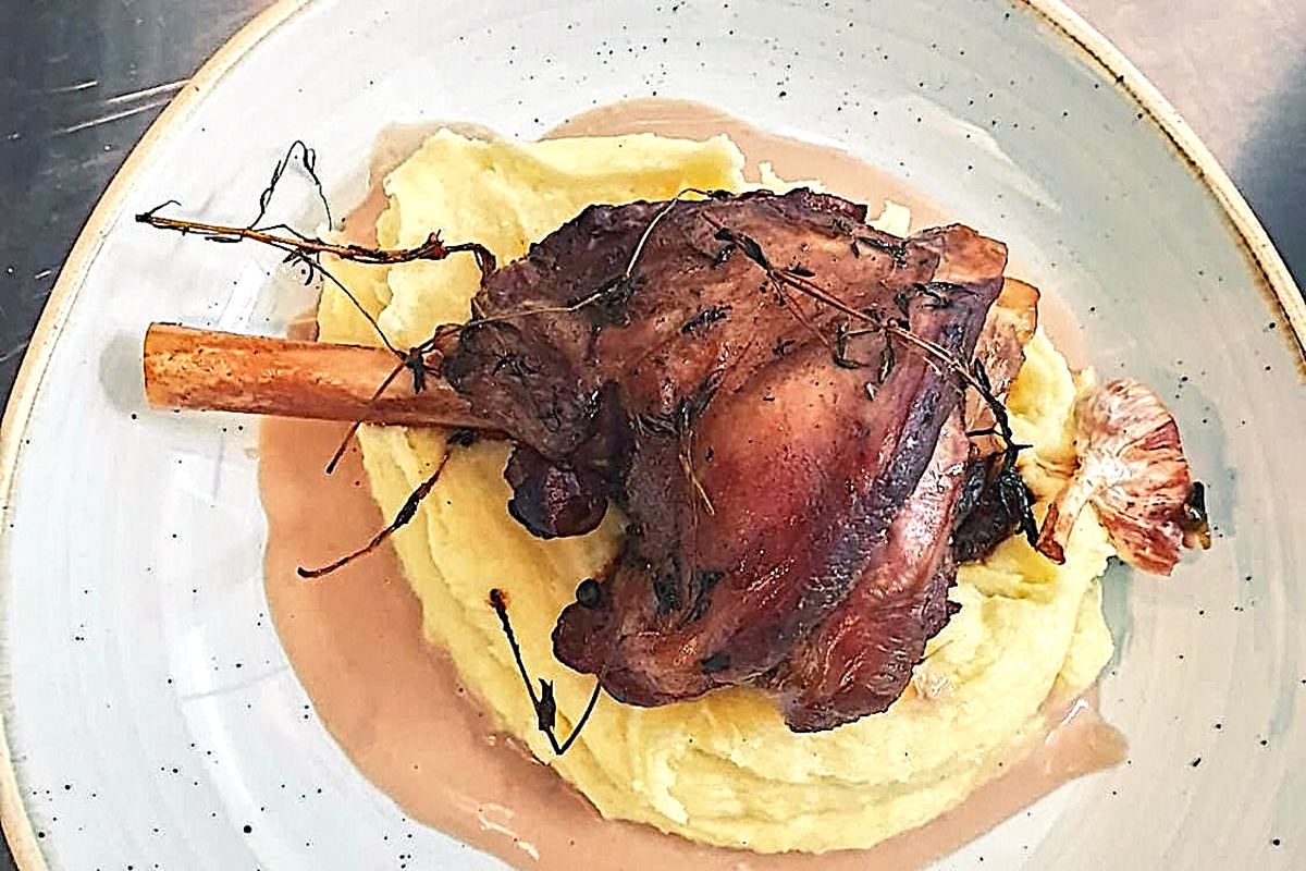 Rasol de miel, cartofi piure si sos de iaurt